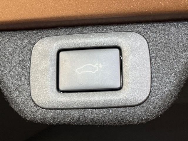 【パワーバックドア】スマートキーや運転席のボタンを押すだけでリアゲートが自動で開閉します!荷物を持っている時や、高い位置にあるバックドアを閉める際に便利な機能です♪