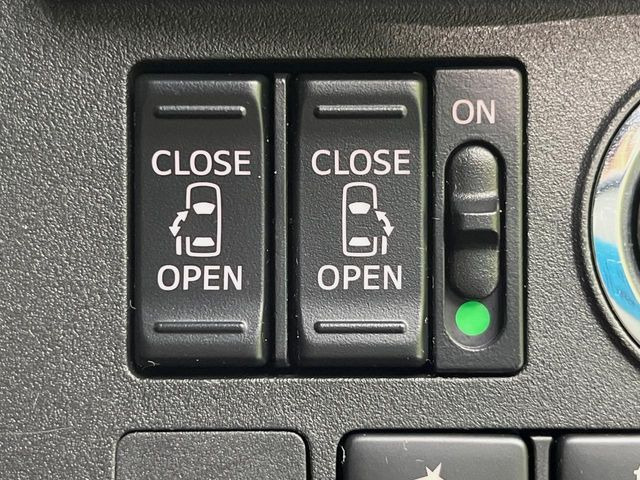 【両側パワースライドドア】スマートキーや運転席のスイッチで後席両側スライドドアの開閉が可能♪電動だから力を入れてドアを開ける必要が無く、小さなお子様でも簡単に開け閉めでき快適です♪