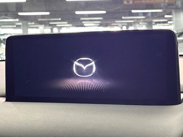 【10.25インチマツダコネクト】車内の雰囲気にマッチした大型ディスプレイ。スマホ接続でのナビ使用やBluetooth再生等、様々な機能が楽しめます。直感的なダイヤル操作が可能で、使い勝手も良好です。