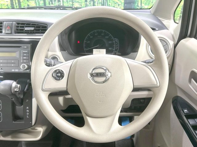 �C���e���A�ɍ��킹���f�U�C���̃X�e�A�����O�́A�^�]�������̂��Ƃ��l���A�^�]���₷���`��A�傫���ł��B�����x�A���ۂɐG���Ă��m���߂��������B