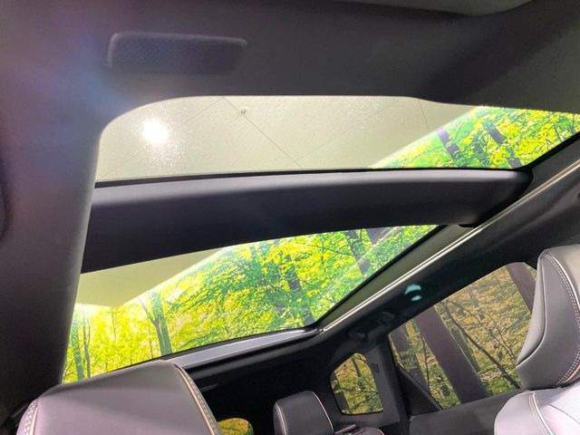 【ガラスルーフ】ガラスルーフ搭載で車内の解放感が一気にアップ!開放的なドライブをお楽しみいただけます。