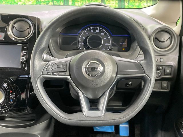 �C���e���A�ɍ��킹���f�U�C���̃X�e�A�����O�́A�^�]�������̂��Ƃ��l���A�^�]���₷���`��A�傫���ł��B�����x�A���ۂɐG���Ă��m���߂��������B