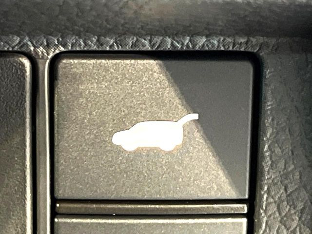 【パワーバックドア】スマートキーや運転席のボタンを押すだけでリアゲートが自動で開閉します!荷物を持っている時や、高い位置にあるバックドアを閉める際に便利な機能です♪