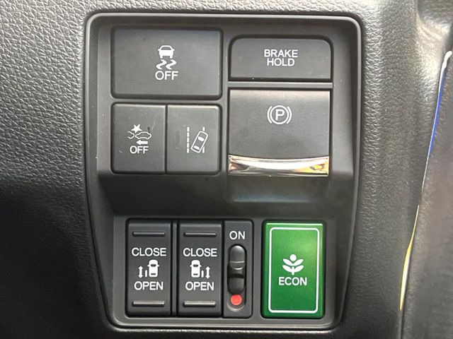 【両側パワースライドドア】スマートキーや運転席のスイッチで後席両側スライドドアの開閉が可能♪電動だから力を入れてドアを開ける必要が無く、小さなお子様でも簡単に開け閉めでき快適です♪