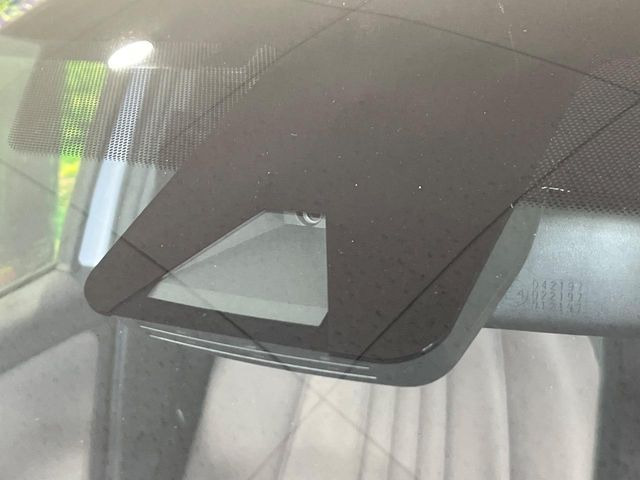 【トヨタセーフティセンス】走行中に前方の車両等を認識し、衝突しそうな時は警報とブレーキで衝突回避と被害軽減をアシスト。より安全にドライブをお楽しみいただけます。