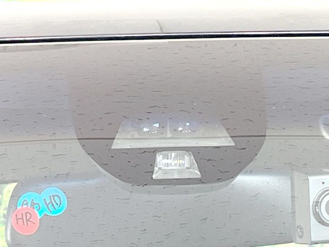 【シティブレーキアクティブシステム】低速走行中に前方の車両等を認識し、衝突しそうな時は警報とブレーキで衝突回避と被害軽減をアシスト。より安全にドライブをお楽しみいただけます。