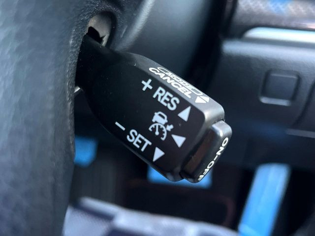 【クルーズコントロール】高速道路もラクラク走行。アクセルを離しても一定速度で走行ができ、長距離運転時の負担を軽減!加速・減速も簡単なスイッチ操作で調整できます。