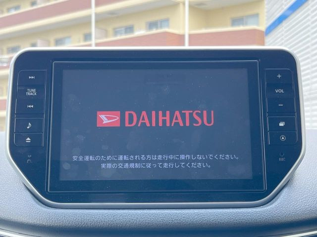 【純正8インチナビ】人気の純正ナビを装備しております。ナビの使いやすさはもちろん、オーディオ機能も充実!キャンプや旅行はもちろん、通勤や買い物など普段のドライブも楽しくなるはず♪
