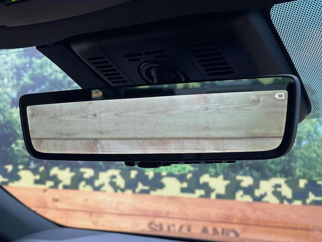 【デジタルインナーミラー】後席の大きな荷物や同乗者で後方が確認しづらい時でも安心!カメラが撮影した車両後方の映像をルームミラー内に表示。クリアな視界で状況の確認が可能です!