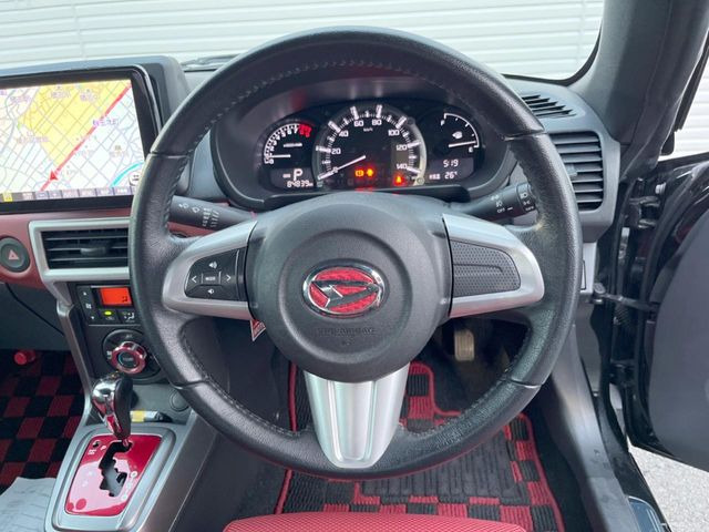 �C���e���A�ɍ��킹���f�U�C���̃X�e�A�����O�́A�^�]�������̂��Ƃ��l���A�^�]���₷���`��A�傫���ł��B�����x�A���ۂɐG���Ă��m���߂��������B