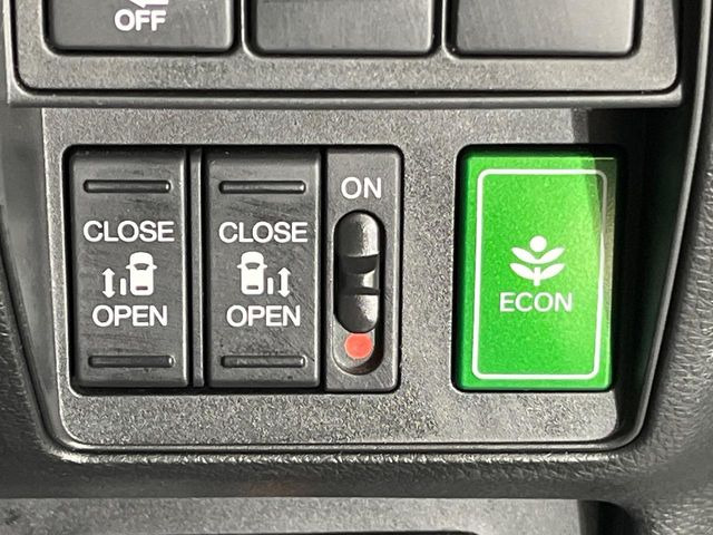 【両側パワースライドドア】スマートキーや運転席のスイッチで後席両側スライドドアの開閉が可能♪電動だから力を入れてドアを開ける必要が無く、小さなお子様でも簡単に開け閉めでき快適です♪
