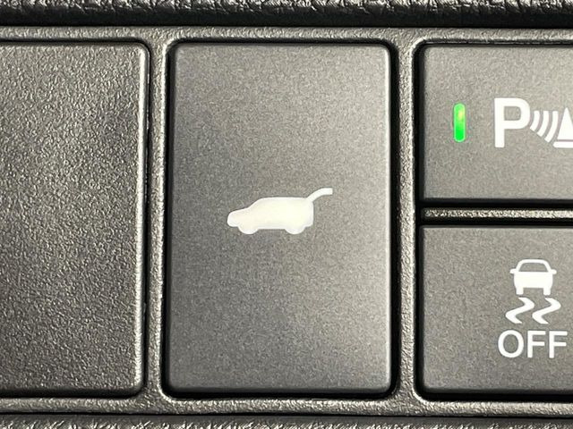 【ハンズフリーパワーバックドア】リアバンパー下部に足先を出し入れするだけでバックドアが自動で開閉♪両手が荷物でふさがっている時でもラクラク開閉操作が行えます!