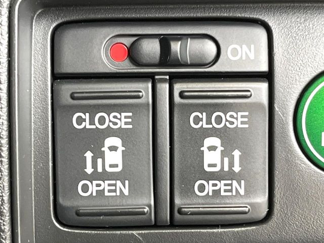 【両側パワースライドドア】スマートキーや運転席のスイッチで後席両側スライドドアの開閉が可能♪電動だから力を入れてドアを開ける必要が無く、小さなお子様でも簡単に開け閉めでき快適です♪