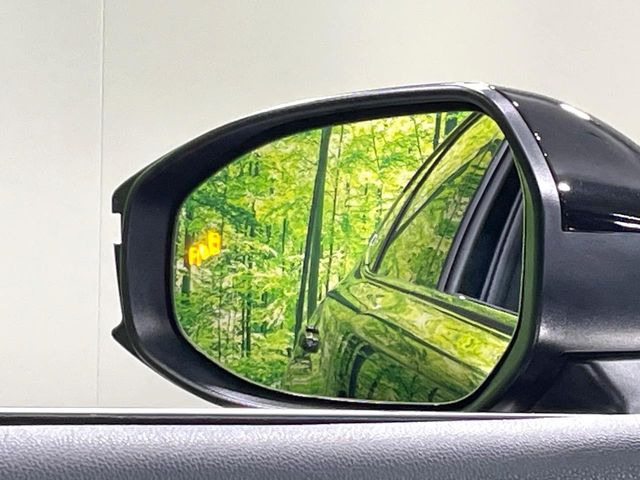 【ブラインドスポットモニター】走行中、ドアミラーの死角になりやすい箇所に後続車が接近するとサイドミラーのレンズに警告を表示!ドライバーに注意喚起をしてくれます。