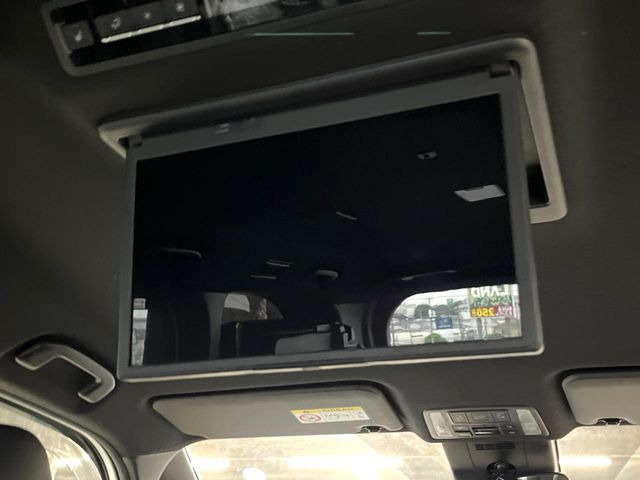 【後席モニター】家族や友人とお出かけする機会が多い方に大人気の後席モニターを装備!見やすい位置に画面がありテレビやDVDの視聴も快適!友達もお子様も、後席にしか乗らなくなるかも??
