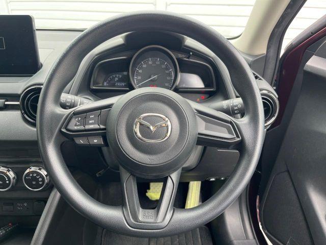 インテリアに合わせたデザインのステアリングは、運転される方のことも考え、運転しやすい形状、大きさです。是非一度、実際に触ってお確かめください。