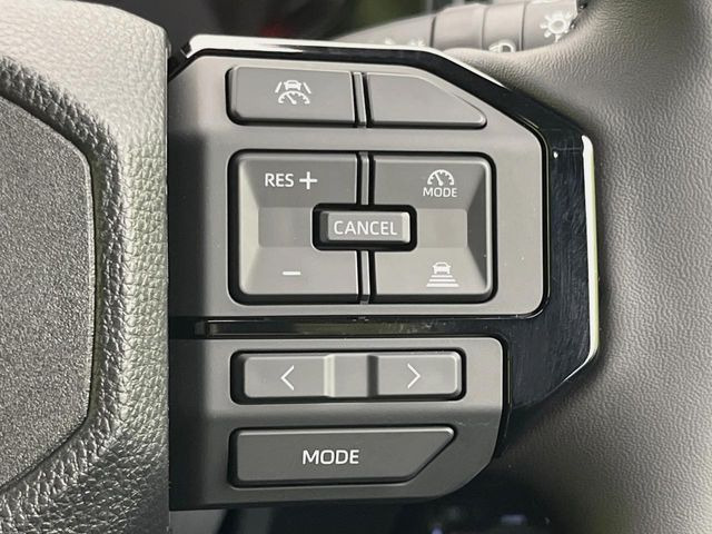 【レーダークルーズコントロール】高速道路での長距離走行が楽に!!自動で速度を保つクルーズコントロールが、衝突軽減システムと連携し、前方の車両を感知して車間を保つように速度調節してくれます!!