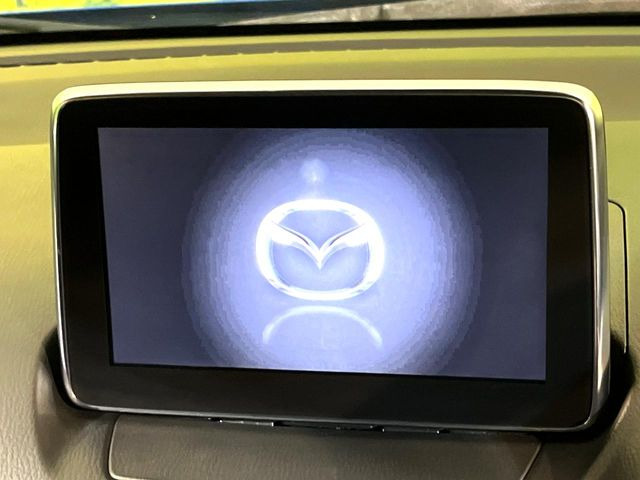 【マツダコネクトナビ】車内の雰囲気にマッチした一体型タイプのナビ。各種車輌設定やBluetooth再生等、様々な機能が楽しめます。直感的なダイヤル操作が可能で、使い勝手も良好です。