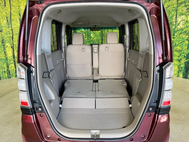 後席を格納すると、これだけの広さが!シーンに合わせたシートアレンジで、大きな荷物も積むことが出来ます♪
