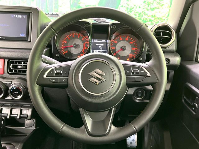 �C���e���A�ɍ��킹���f�U�C���̃X�e�A�����O�́A�^�]�������̂��Ƃ��l���A�^�]���₷���`��A�傫���ł��B�����x�A���ۂɐG���Ă��m���߂��������B