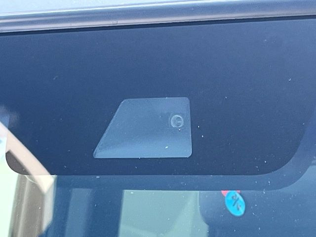 【ホンダセンシング】走行中に前方の車両等を認識し、衝突しそうな時は警報とブレーキで衝突回避と被害軽減をアシスト。より安全にドライブをお楽しみいただけます。