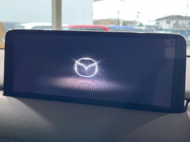 【10.25インチマツダコネクト】車内の雰囲気にマッチした大型ディスプレイ。スマホ接続でのナビ使用やBluetooth再生等、様々な機能が楽しめます。直感的なダイヤル操作が可能で、使い勝手も良好です。