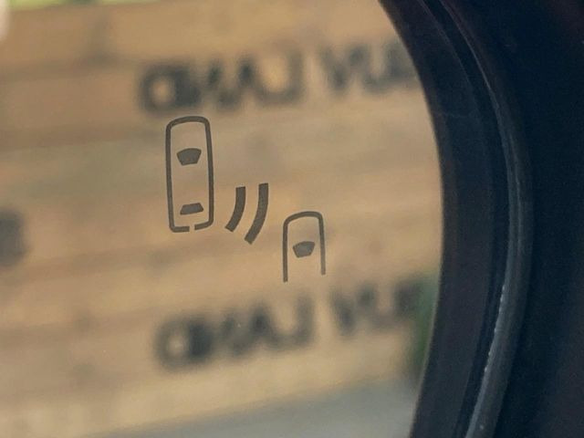 【ブラインドスポットモニター】走行中、ドアミラーの死角になりやすい箇所に後続車が接近するとサイドミラーのレンズに警告を表示!ドライバーに注意喚起をしてくれます。