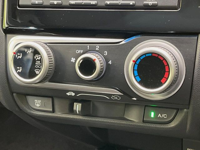 【オートエアコン】一度お好みの温度に設定すれば、車内の温度を検知し風量や温度を自動で調整。暑い&hellip;寒い&hellip;と何度もスイッチ操作をする必要はありません。快適な車内空間には必須の機能ですね♪