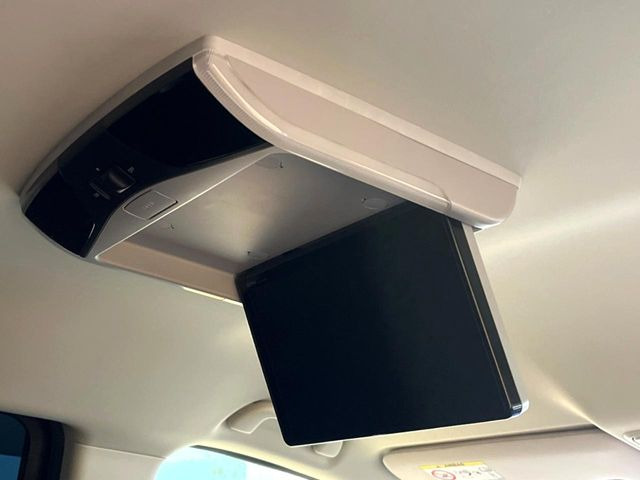 【フリップダウンモニター】大画面モニターで後席でもエンタメをお楽しみいただけます。小さなお子様にも大人気の装備です♪