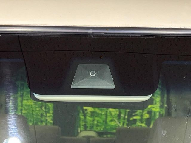 【ホンダセンシング】走行中に前方の車両等を認識し、衝突しそうな時は警報とブレーキで衝突回避と被害軽減をアシスト。より安全にドライブをお楽しみいただけます。