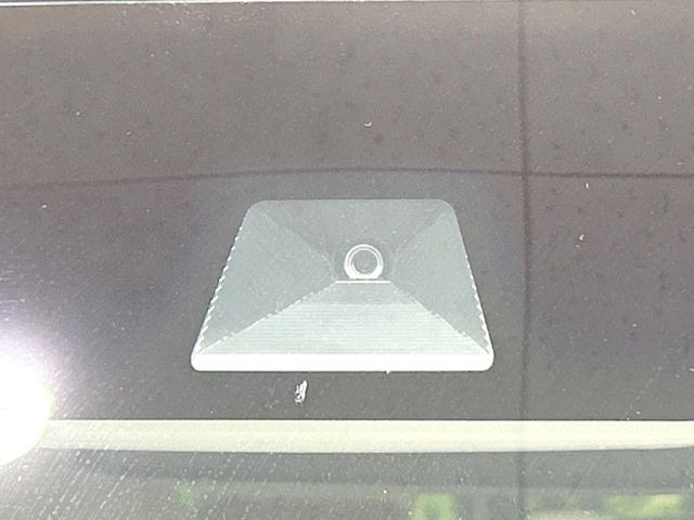 【ホンダセンシング】走行中に前方の車両等を認識し、衝突しそうな時は警報とブレーキで衝突回避と被害軽減をアシスト。より安全にドライブをお楽しみいただけます。