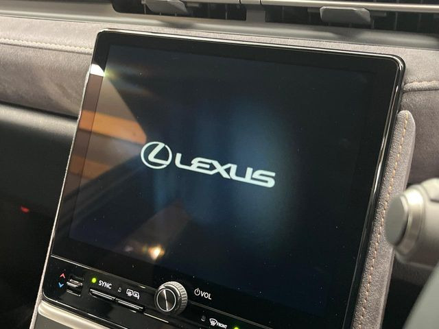 �y9.8�C���` �f�B�X�v���C�I�[�f�B�I�z���ʂ̃f�B�X�v���C��AppleCarPlay��AndroidAuto�����p�\�B�傫�ȉ�ʂŃX�}�z�i�r�A�v���������p���������܂���