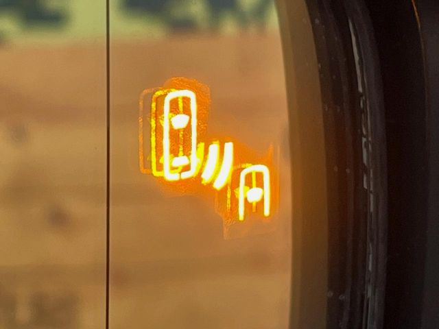 【ブラインドスポットモニター】走行中、ドアミラーの死角になりやすい箇所に後続車が接近するとサイドミラーのレンズに警告を表示!ドライバーに注意喚起をしてくれます。