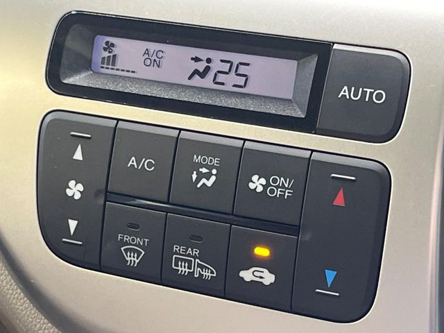 【オートエアコン】一度お好みの温度に設定すれば、車内の温度を検知し風量や温度を自動で調整。暑い&hellip;寒い&hellip;と何度もスイッチ操作をする必要はありません。快適な車内空間には必須の機能ですね♪