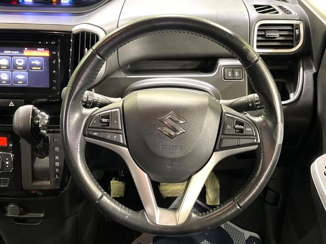 【純正革巻きステアリング】上質な革を使用することで、手にしっかり馴染みとても運転しやすいハンドルです♪