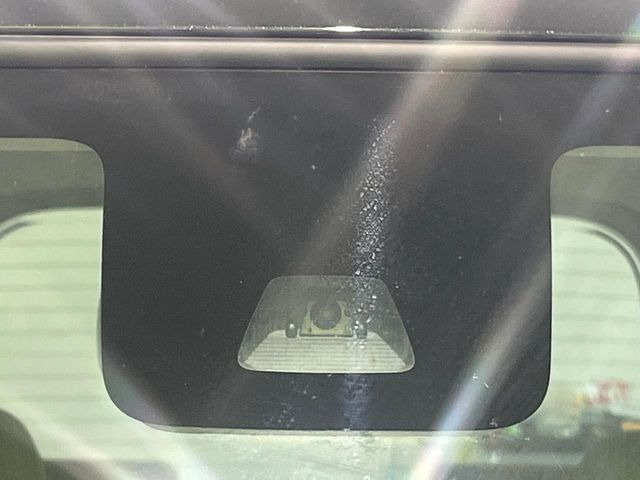 【スマートアシスト】走行中に前方の車両等を認識し、衝突しそうな時は警報とブレーキで衝突回避と被害軽減をアシスト。より安全にドライブをお楽しみいただけます。