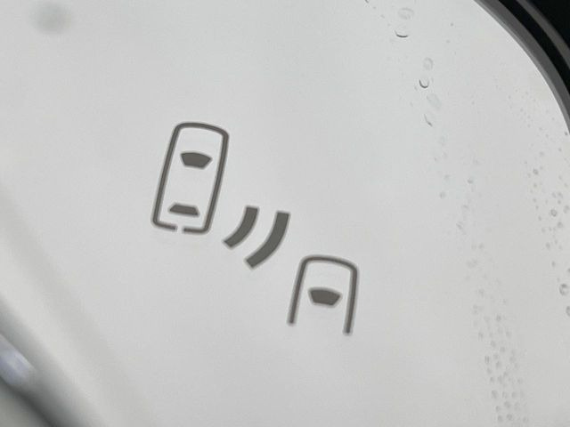【ブラインドスポットモニター】走行中、ドアミラーの死角になりやすい箇所に後続車が接近するとサイドミラーのレンズに警告を表示!ドライバーに注意喚起をしてくれます。