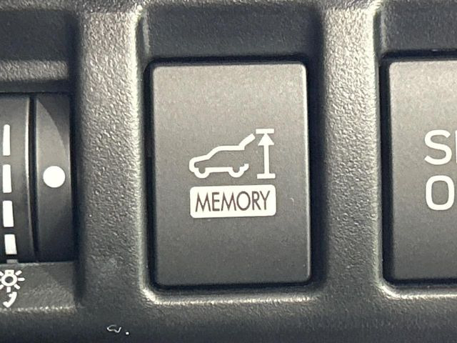 【パワーバックドア】スマートキーや運転席のボタンを押すだけでリアゲートが自動で開閉します!荷物を持っている時や、高い位置にあるバックドアを閉める際に便利な機能です♪