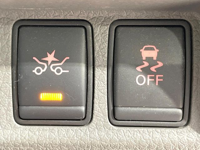 【エマージェンシーブレーキ】走行中に前方の車両等を認識し、衝突しそうな時は警報とブレーキで衝突回避と被害軽減をアシスト。より安全にドライブをお楽しみいただけます。