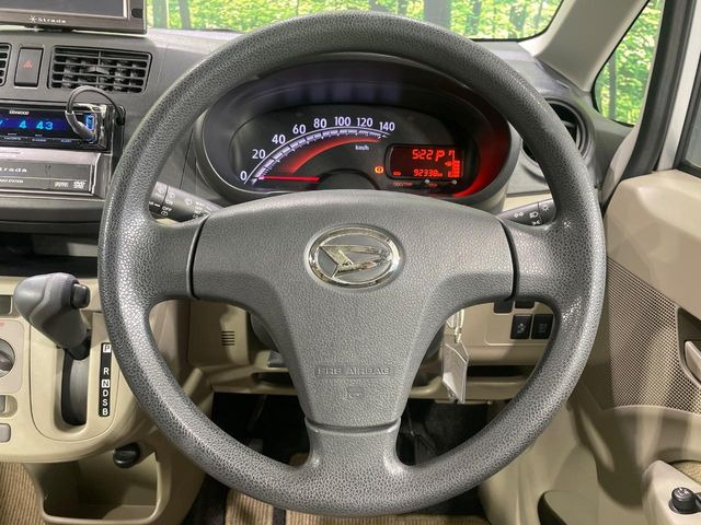 インテリアに合わせたデザインのステアリングは、運転される方のことも考え、運転しやすい形状、大きさです。是非一度、実際に触ってお確かめください。