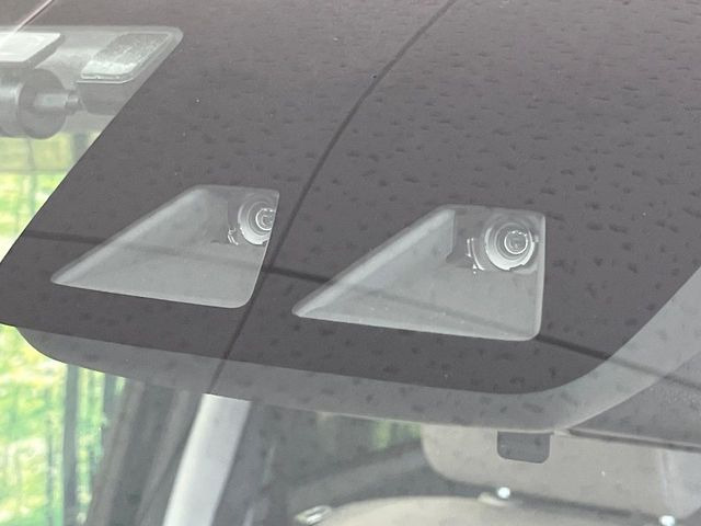 【スマートアシスト】走行中に前方の車両等を認識し、衝突しそうな時は警報とブレーキで衝突回避と被害軽減をアシスト。より安全にドライブをお楽しみいただけます。
