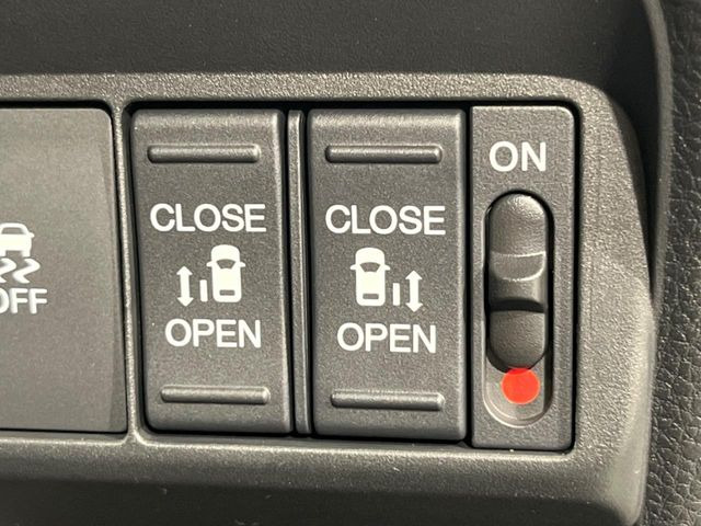【両側パワースライドドア】スマートキーや運転席のスイッチで後席両側スライドドアの開閉が可能♪電動だから力を入れてドアを開ける必要が無く、小さなお子様でも簡単に開け閉めでき快適です♪