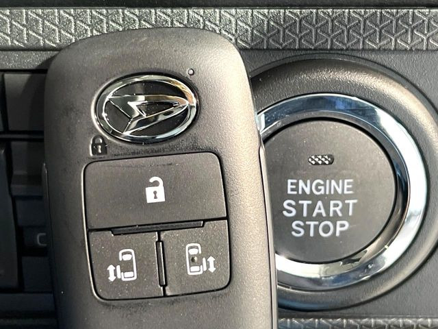 【キーフリーシステム】カバンやポケットに入れたままでもドアの施錠・解錠が可能なスマートキーを装備。エンジンのオン・オフ時もカギを取り出す必要が無いからとっても便利です♪