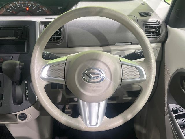 インテリアに合わせたデザインのステアリングは、運転される方のことも考え、運転しやすい形状、大きさです。是非一度、実際に触ってお確かめください。