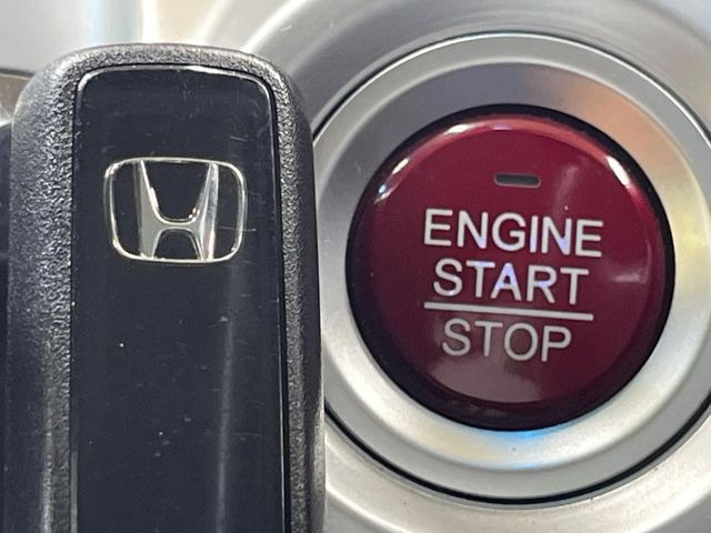 【Hondaスマートキー】カバンやポケットに入れたままでもドアの施錠・解錠が可能なスマートキーを装備。エンジンのオン・オフ時もカギを取り出す必要が無いからとっても便利です♪