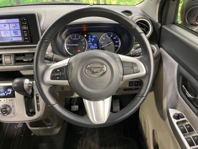 �C���e���A�ɍ��킹���f�U�C���̃X�e�A�����O�́A�^�]�������̂��Ƃ��l���A�^�]���₷���`��A�傫���ł��B�����x�A���ۂɐG���Ă��m���߂��������B