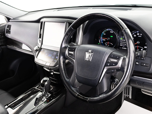 ★使いやすさや安全性を追求したステアリング周り!高級車ゆえにスイッチ類が多いのも特徴ですね!考え尽くされた配置ですぐに使いこなす事が出来ますのでご安心下さい!是非、体感してみて下さい!!