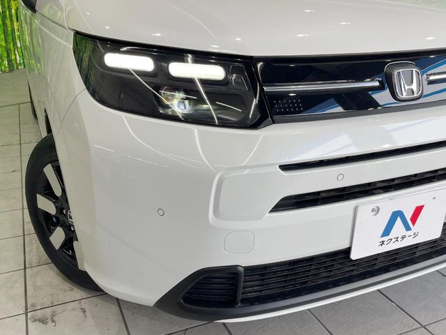 【LEDヘッドライト】悪天候や夜間走行時も良好な視界を確保し安心して運転できる高輝度LEDヘッドライトを装備!点灯速度が早く、消費電力も抑えられています。