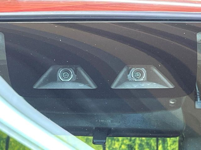 【スマートアシスト】走行中に前方の車両等を認識し、衝突しそうな時は警報とブレーキで衝突回避と被害軽減をアシスト。より安全にドライブをお楽しみいただけます。