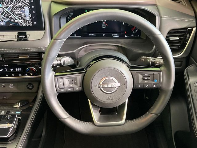 �C���e���A�ɍ��킹���f�U�C���̃X�e�A�����O�́A�^�]�������̂��Ƃ��l���A�^�]���₷���`��A�傫���ł��B�����x�A���ۂɐG���Ă��m���߂��������B